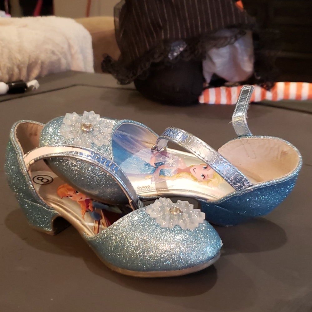 Cute frozen shoes with small heel